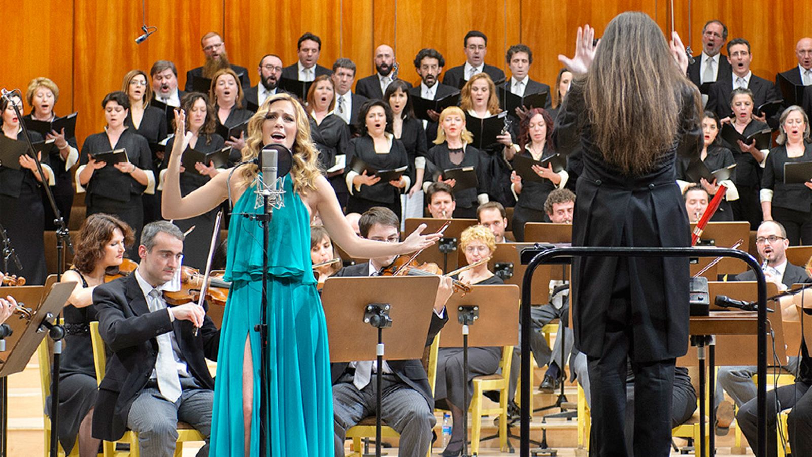 Edurnevision - Edurne y la Orquesta y Coro de RTVE interpretan la versión sinfónica de "Amanecer"