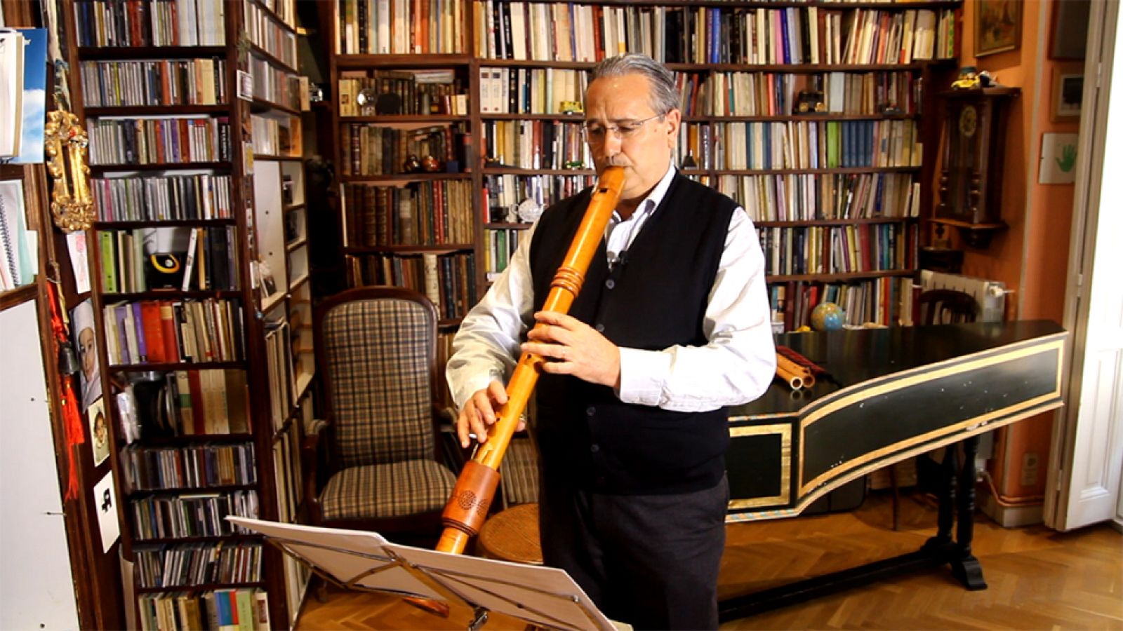 Pedro Bonet interpreta a la flauta 'Paseábase el rey moro', siglo XVI