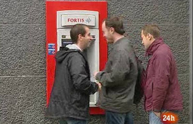 La crisis financiera y económica está sacudiendo el mundo entero. Los Gobiernos están tomando medidas para hacer frente a esta difícil coyuntura económica con planes de rescate y ampliando las garantías de los depósitos bancarios.