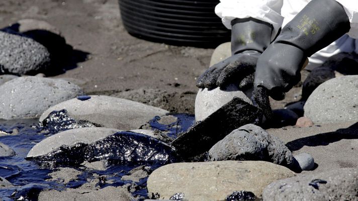 Telediario 1 - Retiran 120 kilos de fuel del pesquero ruso