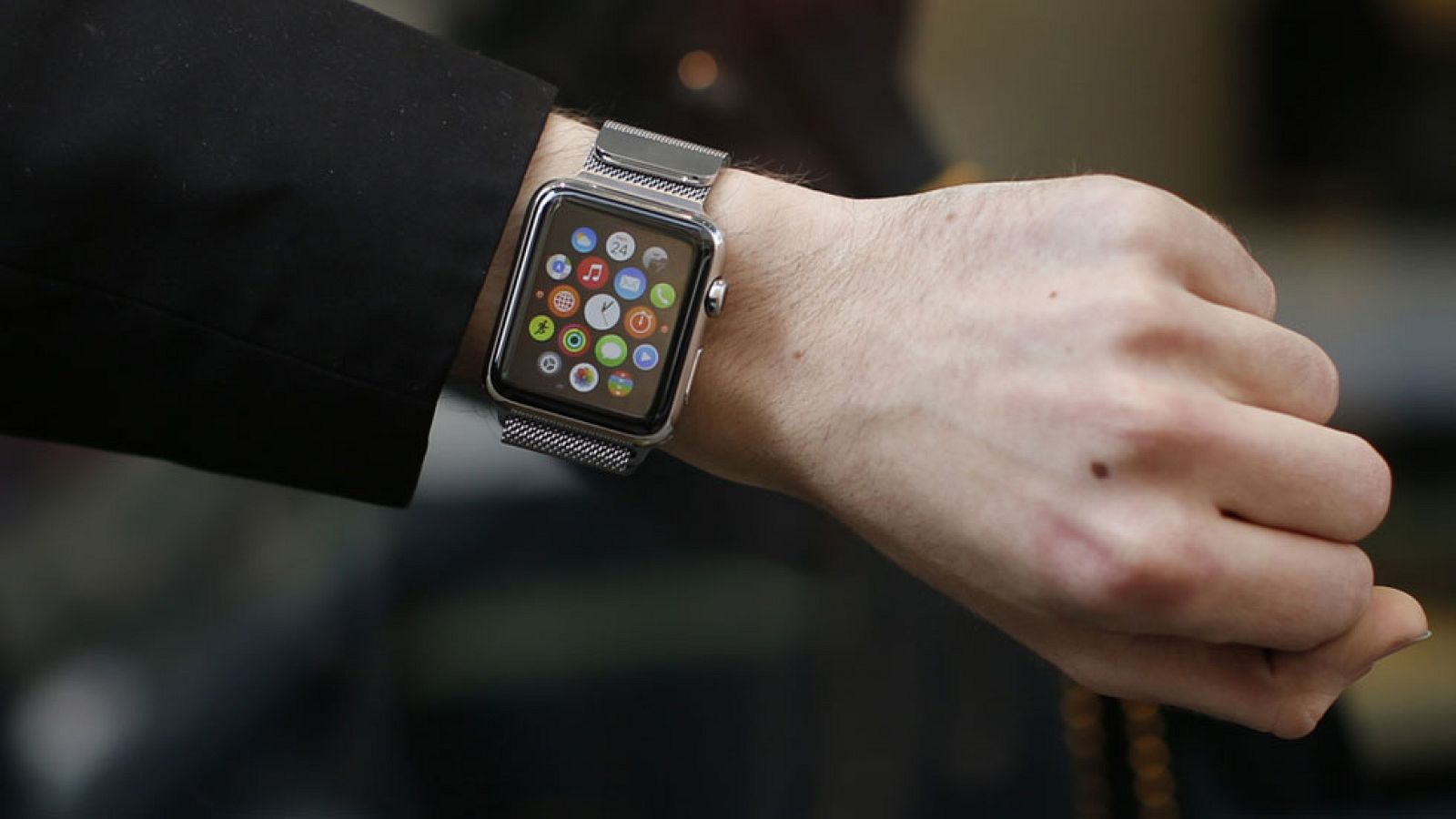 Los primeros relojes inteligentes de Apple ya están en la muñeca de sus dueños