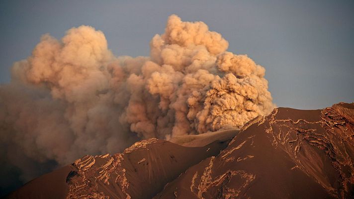 Informativo 24h - La erupción del volcán Calbuco obliga a evacuar a unas 6.400 personas en Chile