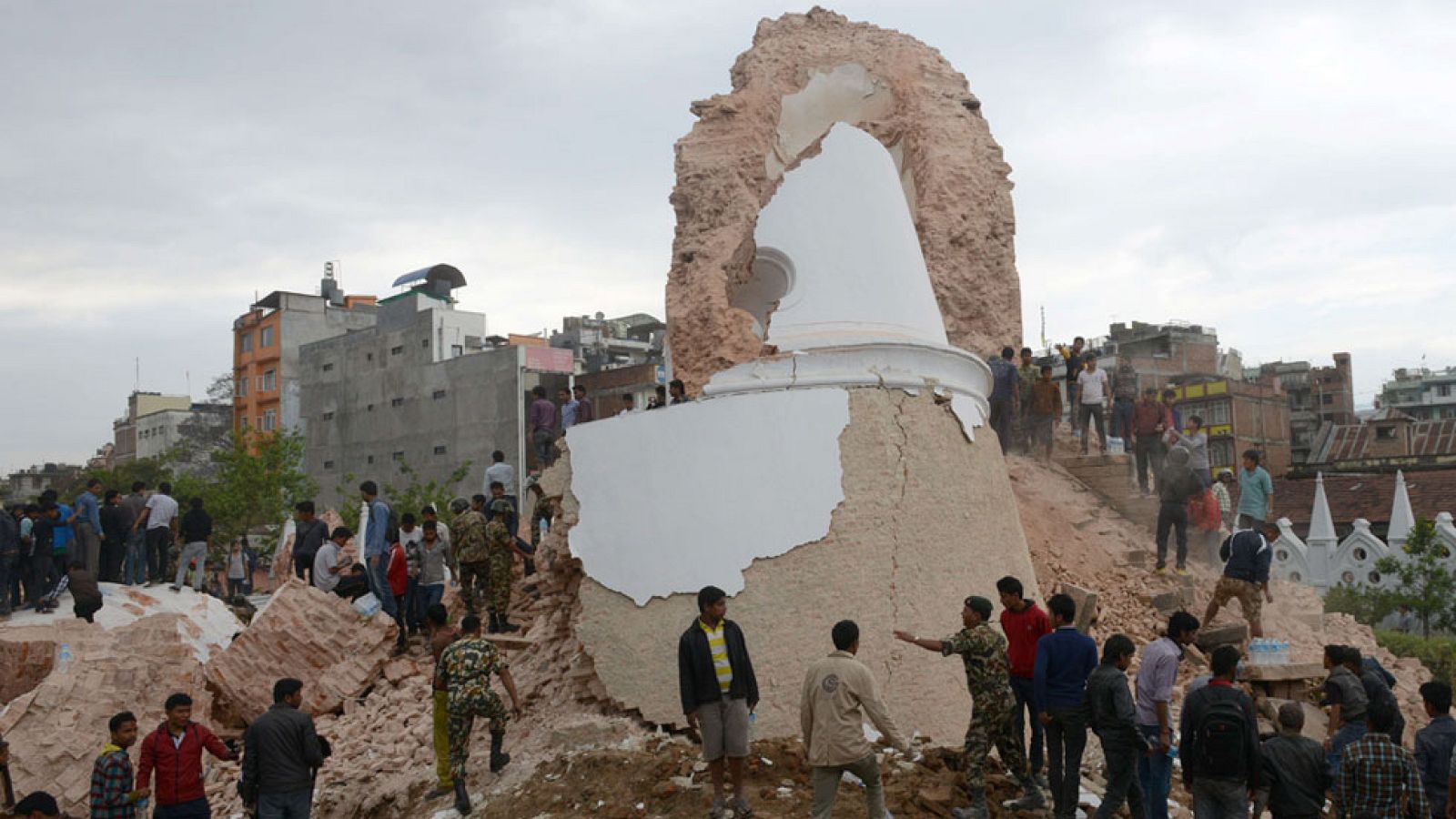 Más de cien muertos y edificios destruidos tras un fuerte terremoto de magnitud 7,9 en Nepal - Informativo 24h | Ver