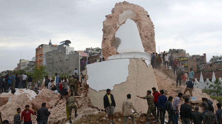 Informativo 24h - Más de cien muertos y edificios destruidos tras un fuerte terremoto de magnitud 7,9 en Nepal