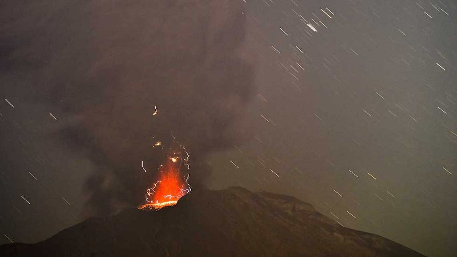 El volcán chileno Calbuco sigue inestable y el Gobierno anuncia ayudas a afectados