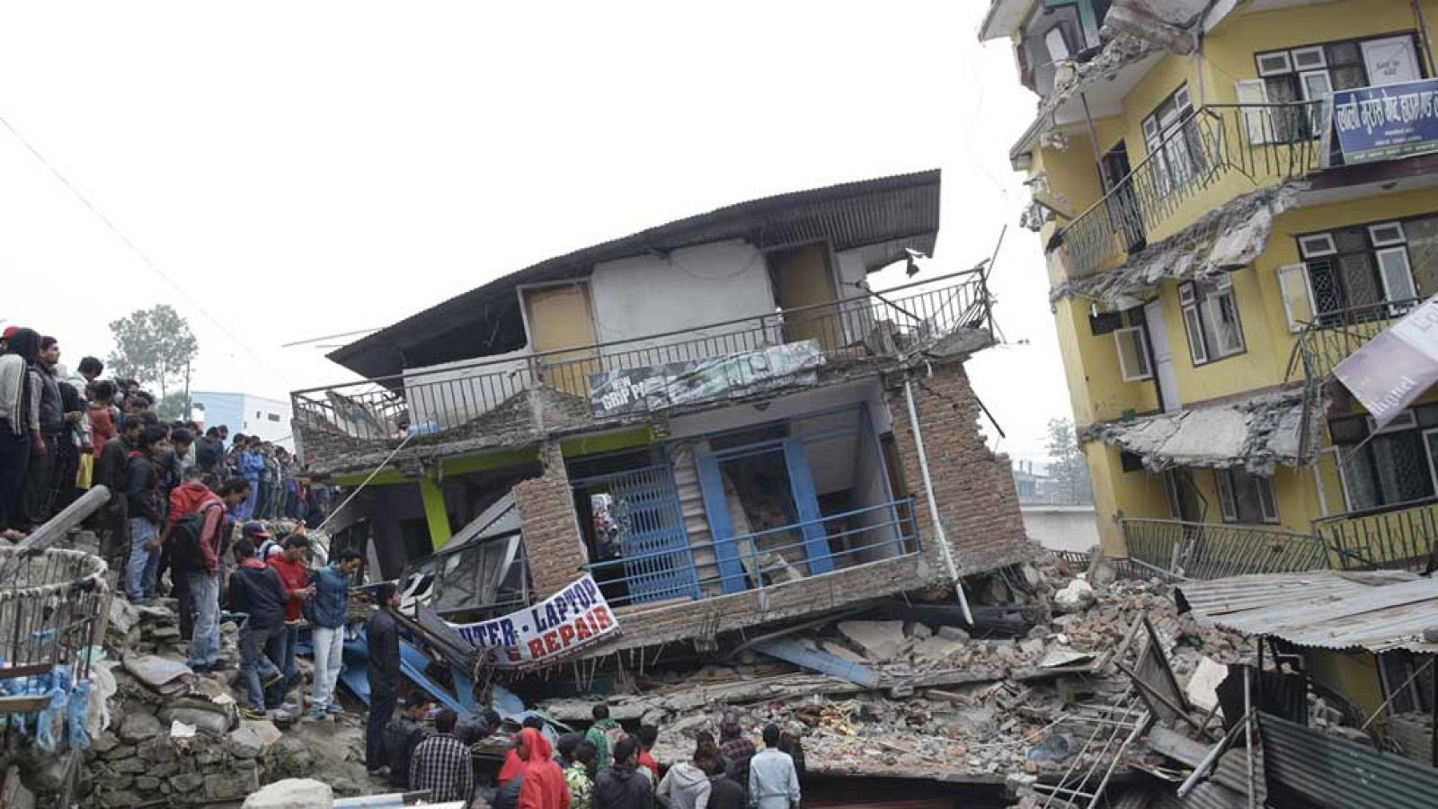 El terremoto de Nepal deja ya casi 2.400 muertos y uno 6.000 heridos