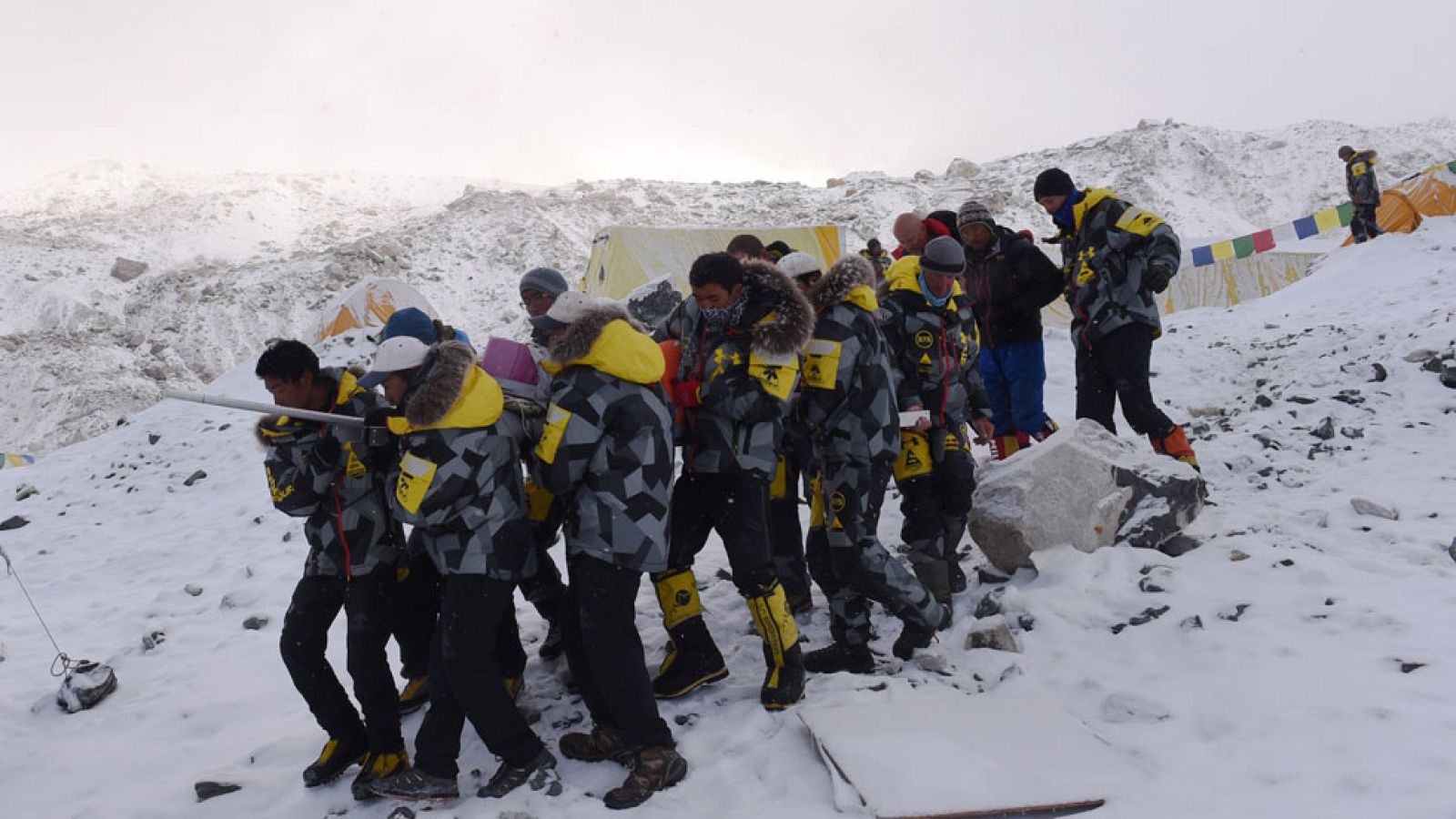 Cientos de montañeros siguen atrapados en el Everest