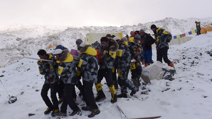 Telediario 1 - Cientos de montañeros siguen atrapados en el Everest