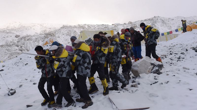 Cientos de montañeros siguen atrapados en el Everest
