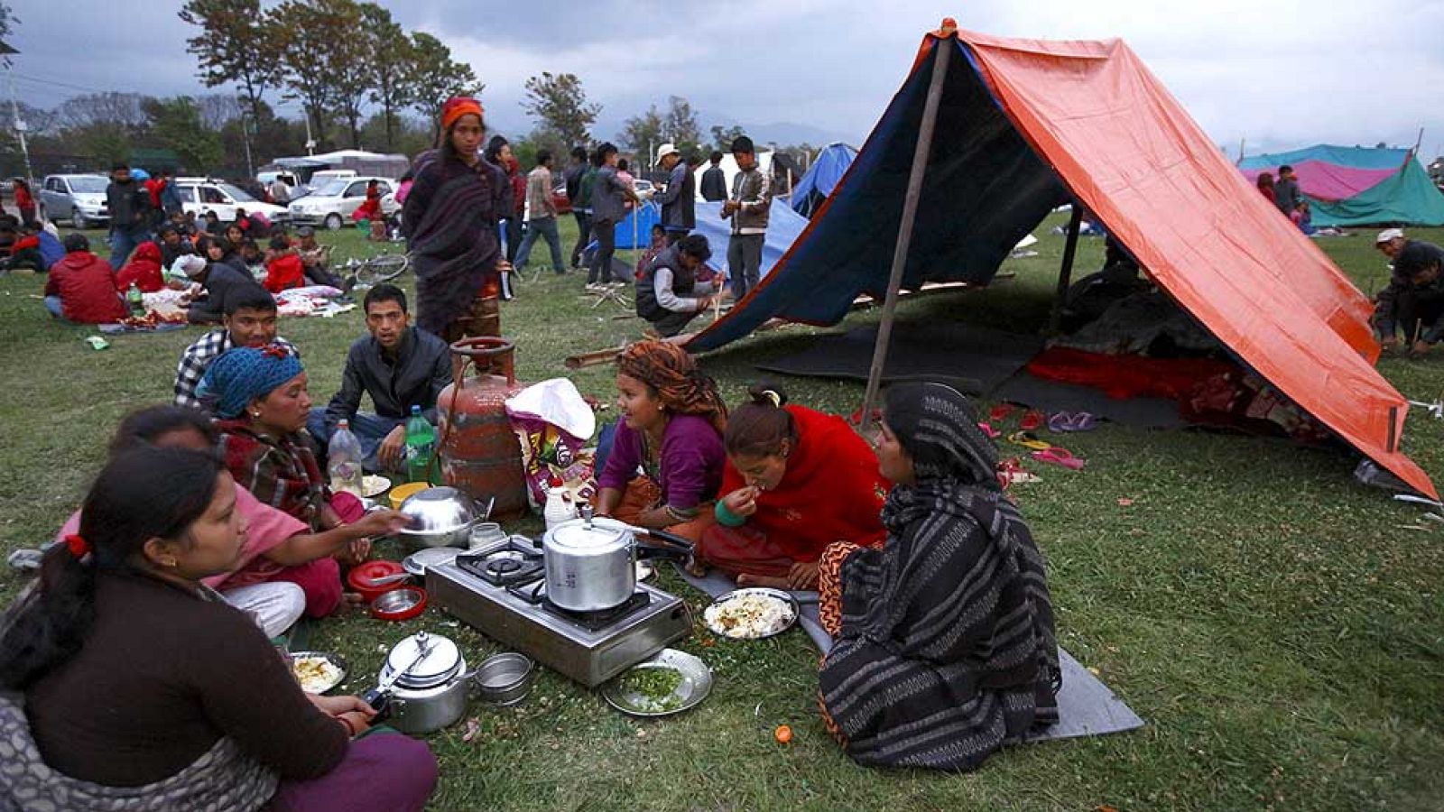 La lluvia y el frío complican la situación de los nepalíes tras el terremoto