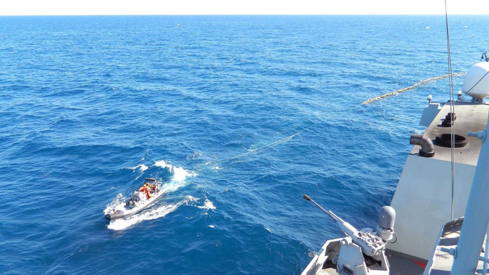 El fuel sigue saliendo del pesquero ruso hundido cerca de las costas de gran Canaria