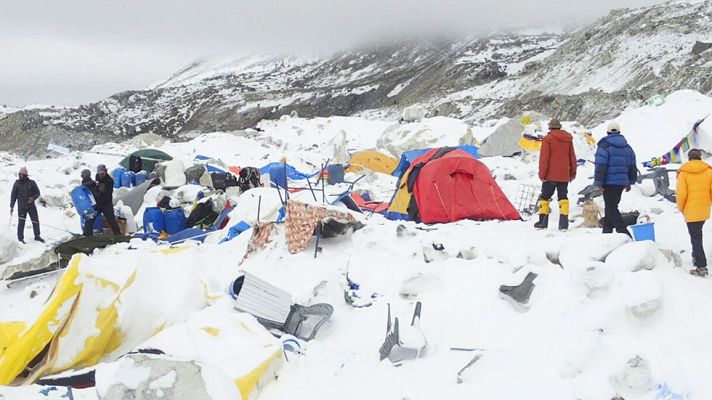 Telediario 1 - Varios españoles, entre los alpinistas atrapados en el Everest tras el terremoto