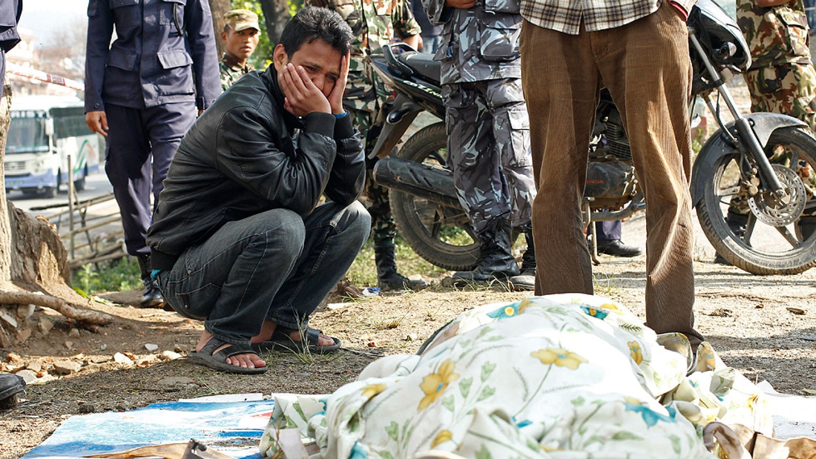 Los habitantes de Katmandú se vuelcan en la búsqueda de supervivientes