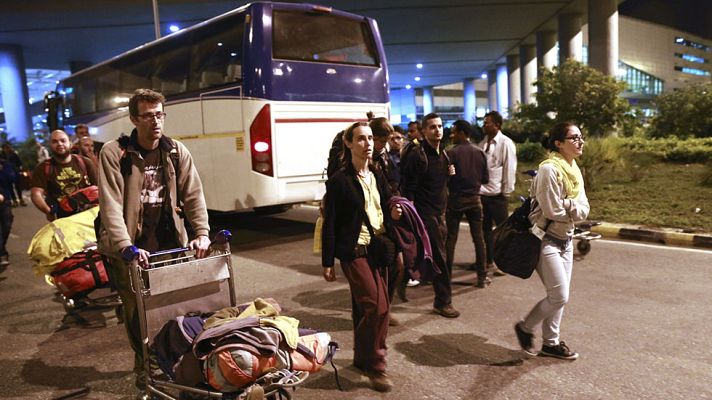 Telediario 1 - Final feliz para los españoles que han conseguido salir de Katmandú