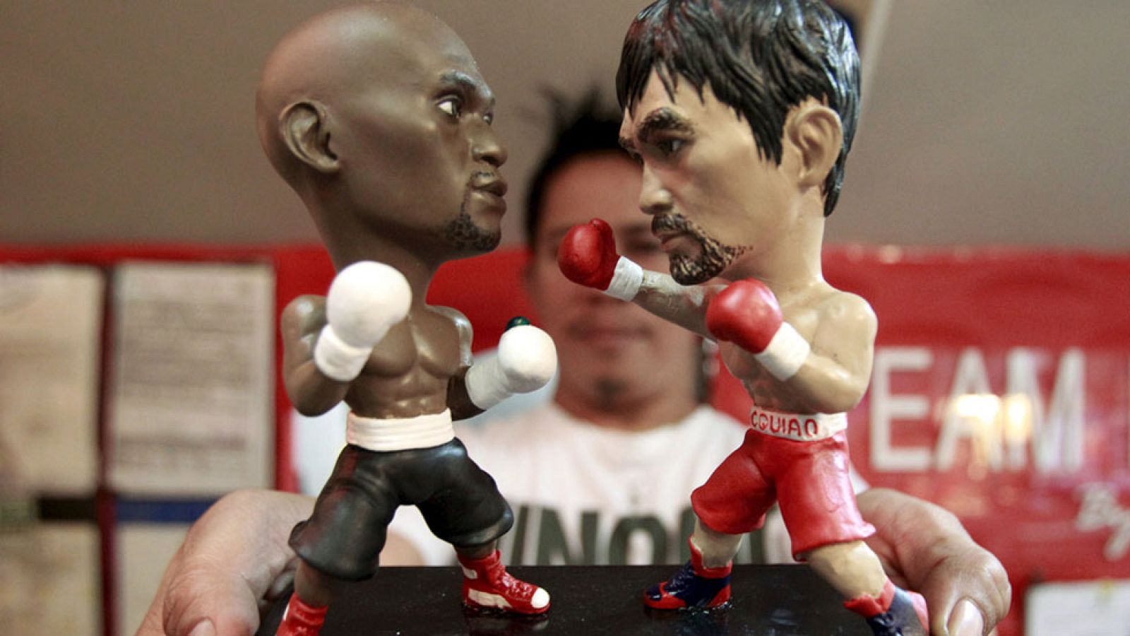 Cinco días para el combate del siglo en boxeo, el primero grande de verdad en cuanto a expectación del siglo XXI. El filipino Pacquiao, ídolo de masas en Asia, ha llegado ya a Las Vegas donde tendrá lugar el combate. Bajó de un autocar personalizado