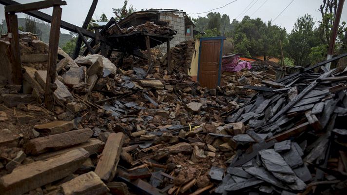 Telediario 1 - Los equipos de rescate españoles buscan supervivientes del terremoto en Nepal