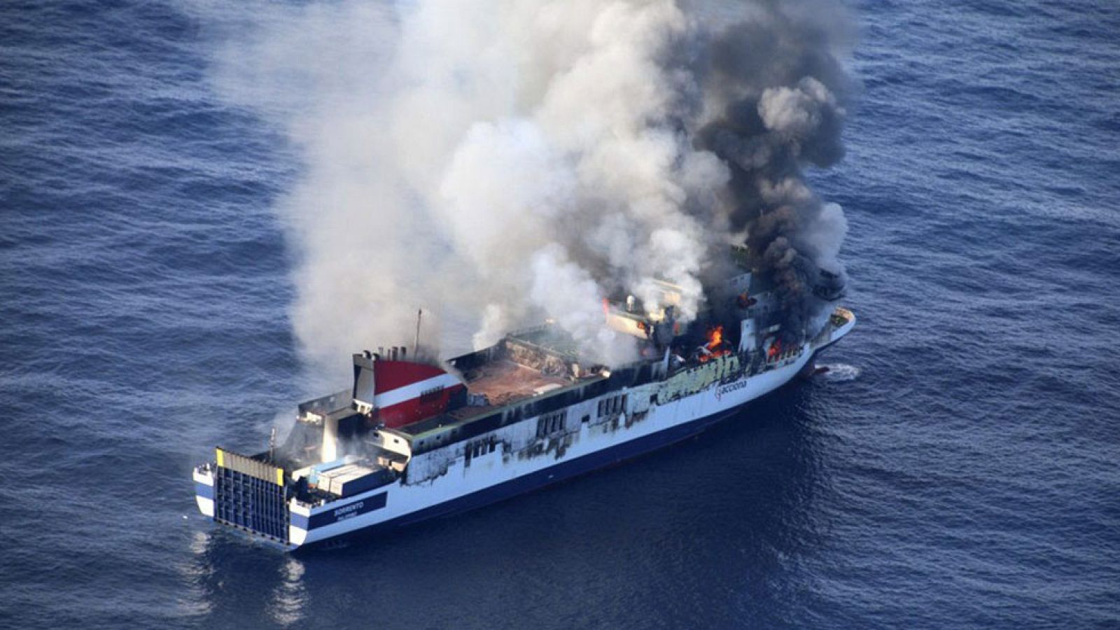 El incendio del ferry en aguas de Mallorca está controlado y de momento no hay vertidos