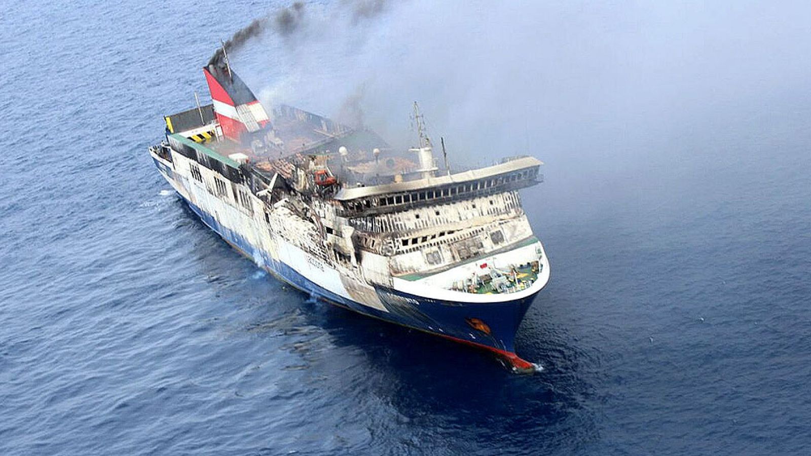 El Gobierno remolcará el ferry incendiado en Mallorca al puerto que decidan los especialistas | Ver