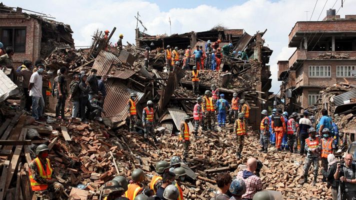Telediario 1 - La cifra de víctimas por el terremoto de Nepal se acerca a l