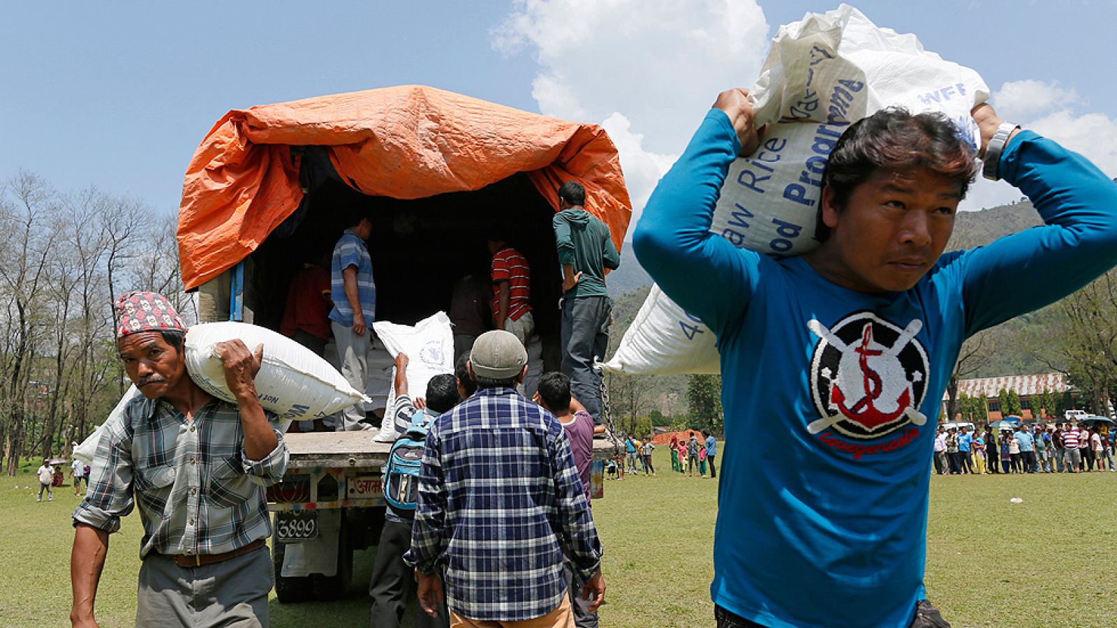 A punto de cumplirse una semana del terremoto la lentitud de las tareas de rescate empieza a exacerbar los ánimos de la población