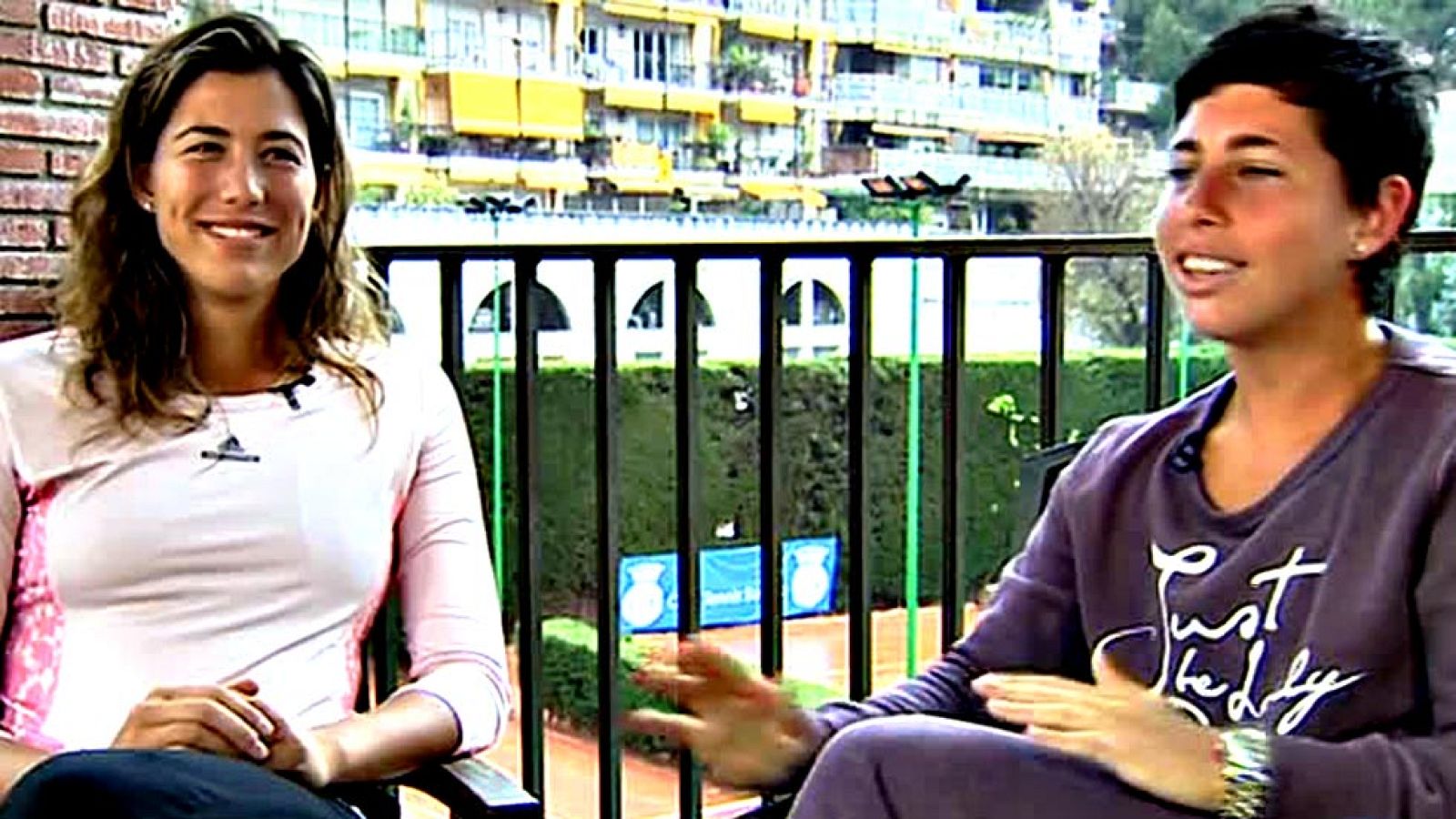 Garbiñe Muguruza y Carla Suárez son compañeras, rivales y amigas. Las dos tenistas española se sinceran ante María Escario.