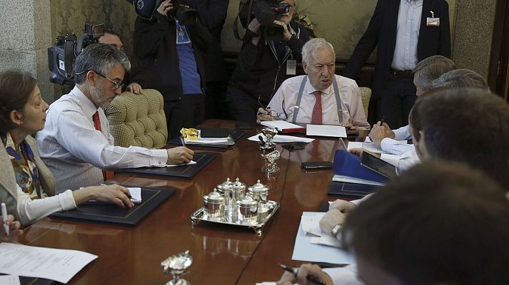 Telediario 1 - España envía un equipo para buscar a 59 españoles desaparecidos tras el terremoto en Nepal