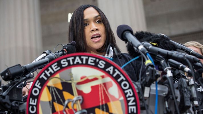 Telediario 1 - La Fiscalía de Baltimore presentará cargos contra seis policías por la muerte de Gray