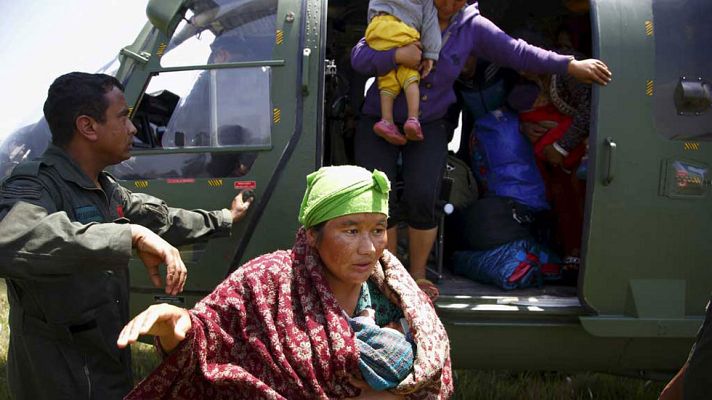 Telediario 1 - El aeropuerto internacional de Nepal, centro de la ayuda