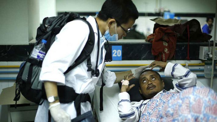 Telediario 1 - Hospitales saturados en Nepal tras el terremoto