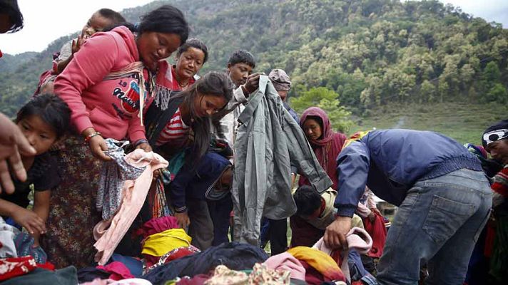 Telediario 1 - La ayuda humanitaria está llegando a Nepal