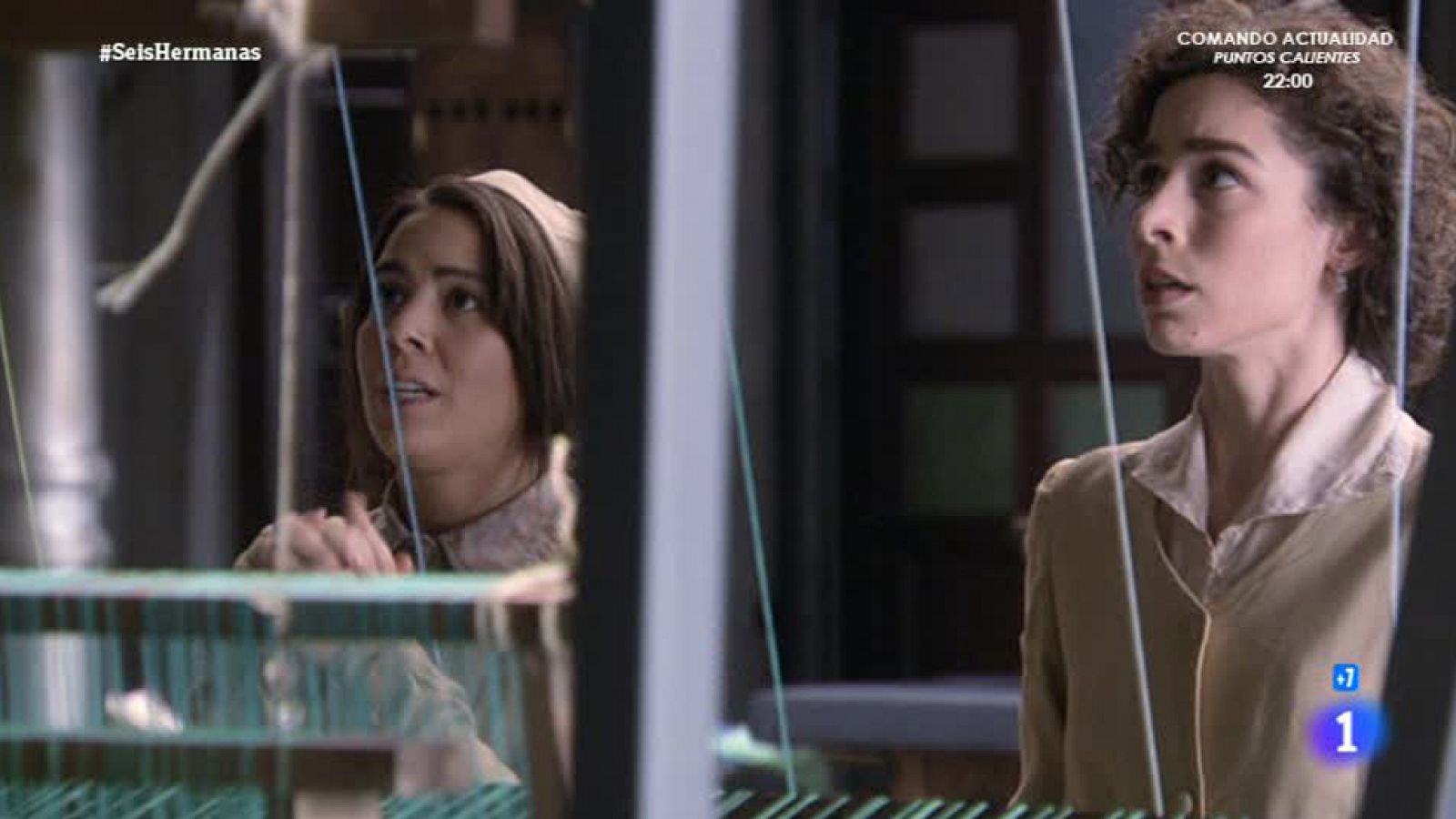 'Seis Hermanas' - Celia y Petra hacen funcionar una máquina de la fábrica
