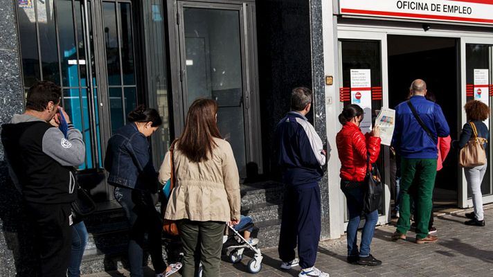 Informativo 24h - El número de parados registrados bajó en 118.923 en abril