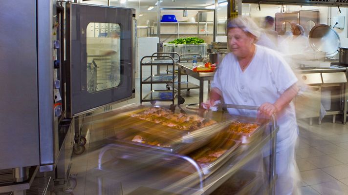 Telediario 1 - El número de parados registrados bajó en 118.923 en abril y el total de inscritos fue de 4.333.016