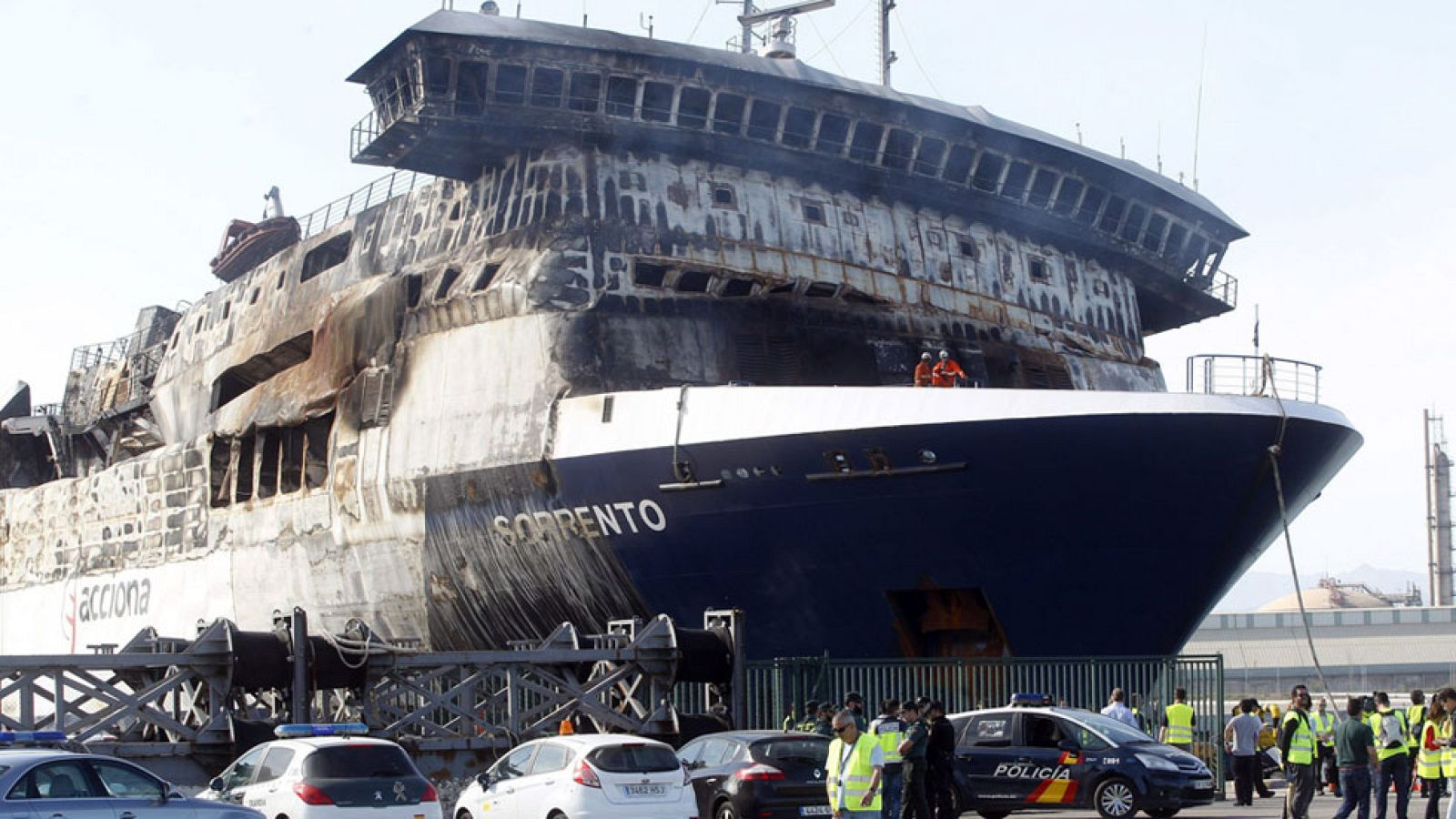 El ferry Sorrento, incendiado en aguas de Mallorca, llega al puerto de Sagunto tras ser remolcado | Ver