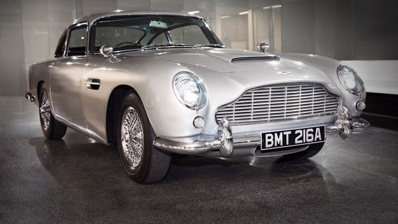 Así llegó el Aston Martin DB5 a la exposición 'Diseñando 007: Cincuenta años de James Bond'