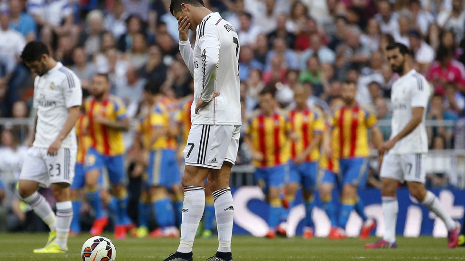 El Real Madrid, en plena semana grande, con todos sus objetivos en juego, dijo prácticamente adiós a la Liga neutralizado otra vez en el Santiago Bernabéu por el Valencia (2-2), que se sostiene en la pelea por la tercera plaza. Sin margen de error po