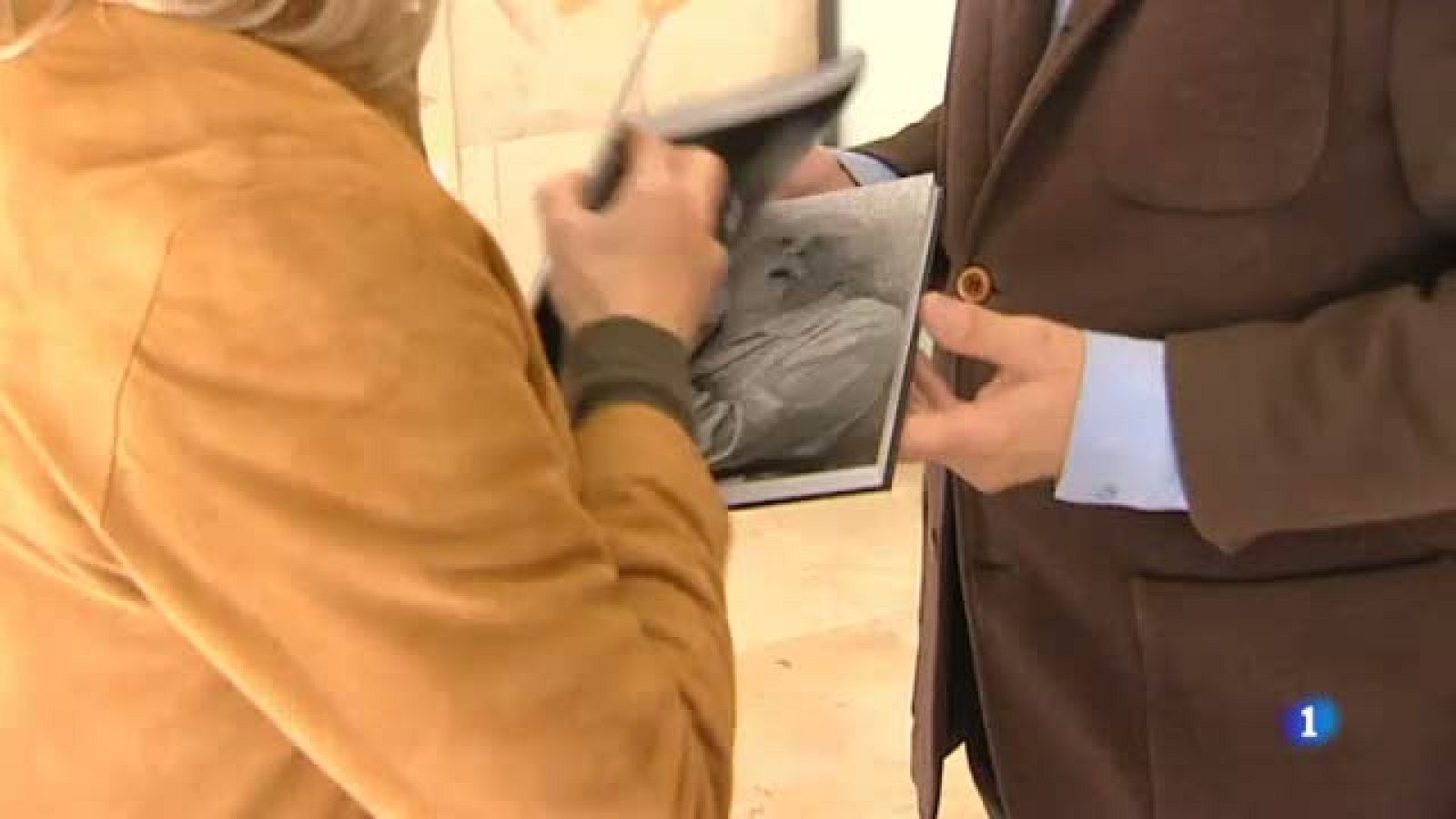 Us parlem de la reedició del llibre "Catalans. Retrats" del fotògraf Antoni Bernard.