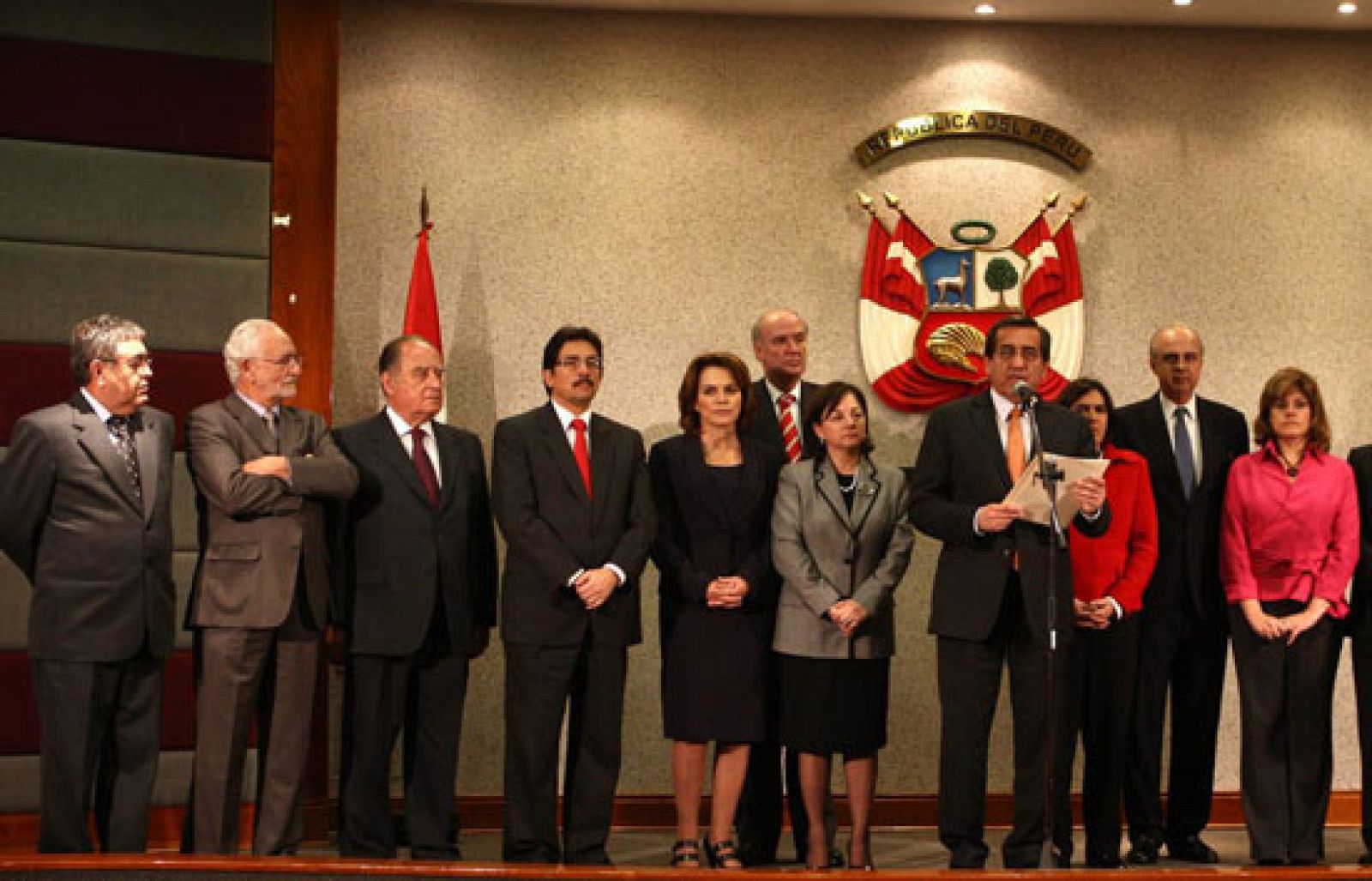 Las acusaciones de corrupción han llevado al Gobierno en pleno de Perú a presentar su dimisión. Alan García, presidente, la ha aceptado y se prevé que forme pronto un nuevo Ejecutivo.