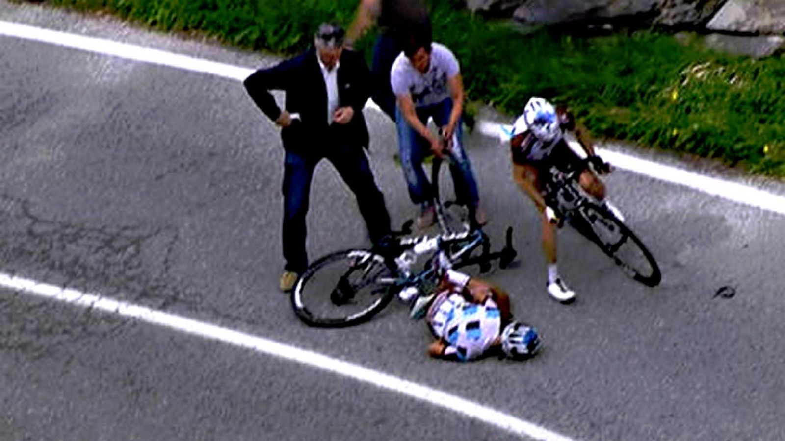 El ciclista italiano Domenico Pozzovivo (AG2R) sufrió una dura  caída durante la tercera etapa del Giro de Italia, pero pese a los  tensos momentos fue trasladado a un hospital consciente y su  situación no corre peligro. 
