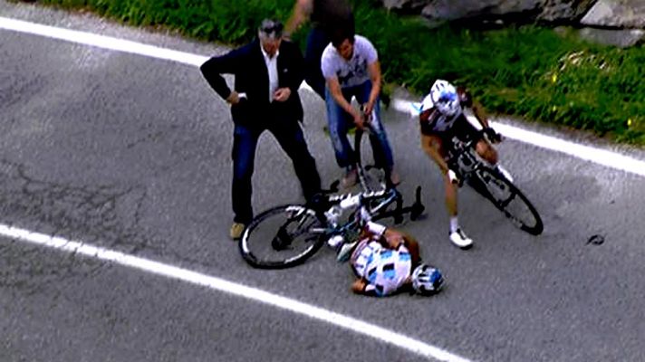  - Domenico Pozzovivo sufre una dura caída en la tercera etapa del Giro