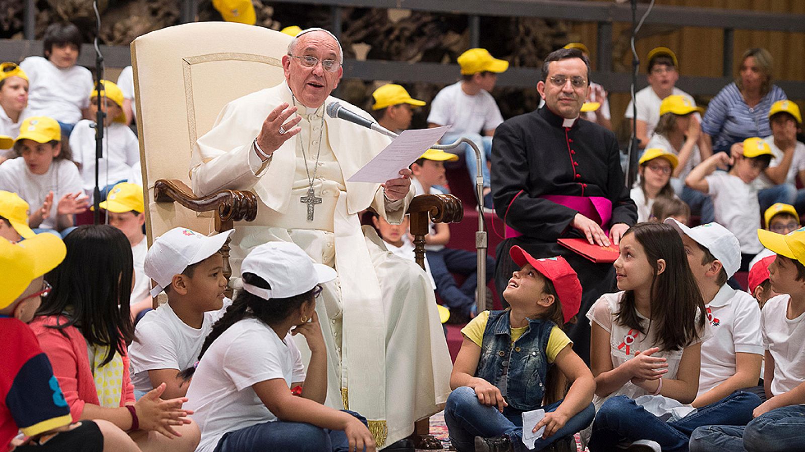 Miles de niños "entrevistan" al papa Francisco | Ver