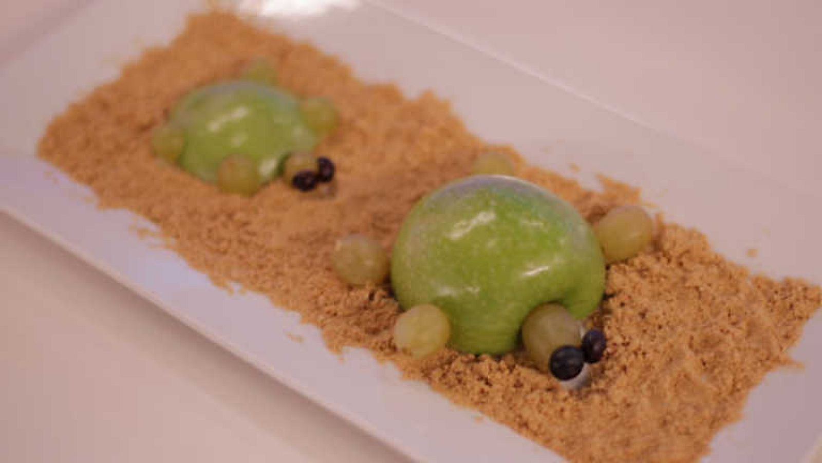 Postre - Tortuga de manzana y uva en isla de galleta - Cocina con Clan | Ver