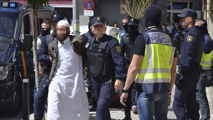 Telediario 1 - Dos detenidos en Barcelona por difundir propaganda del EI