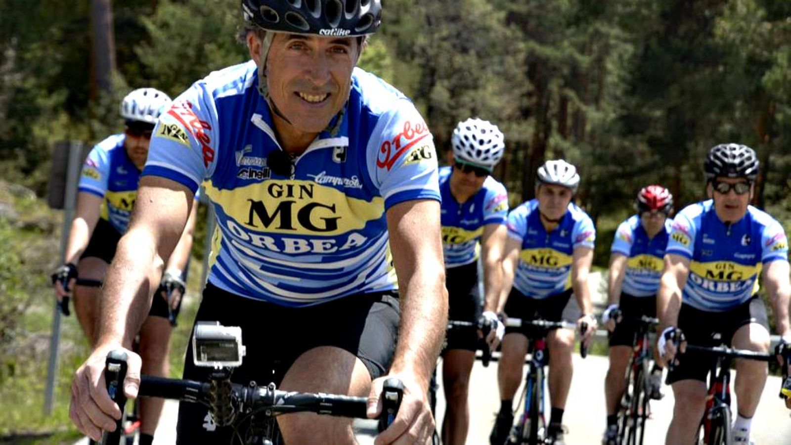 Hace 30 años un joven Perico Delgado se presentó al mundo consiguiendo su primer maillot amarillo en una espectacular etapa de la Vuelta a España que ahora recuerda entre amigos.