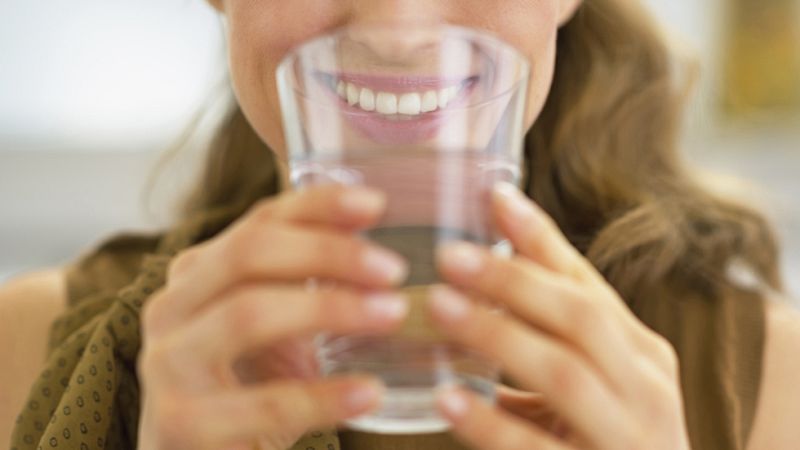 Mitos sobre alimentación: Beber agua durante las comida engorda, ¿verdadero o falso?