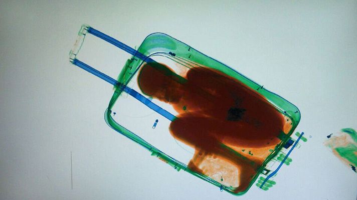 Telediario 1 - El padre del niño hallado en una maleta pide la libertad