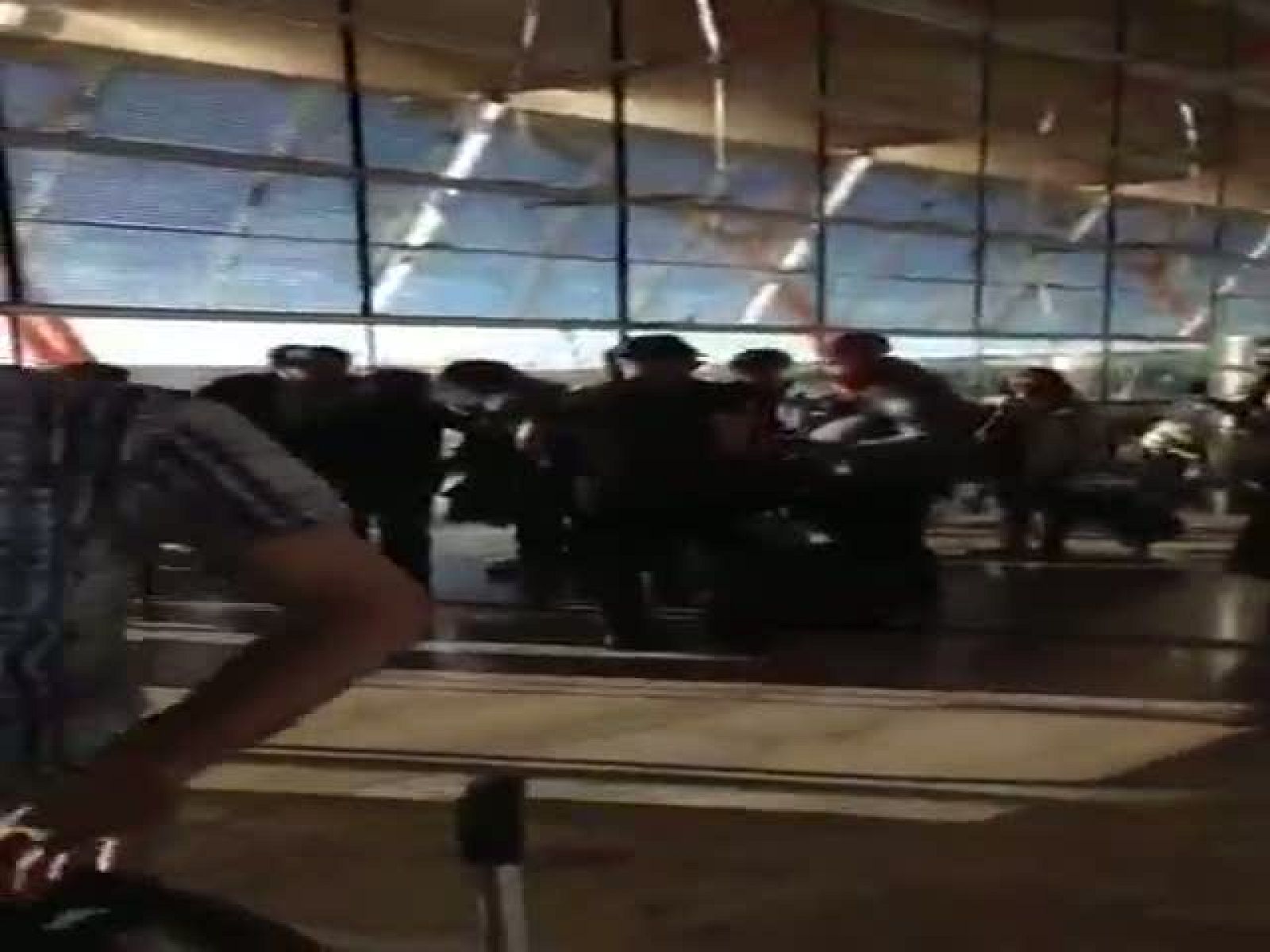 Eurovisión 2015 - Edurne llega al aeropuerto de Viena