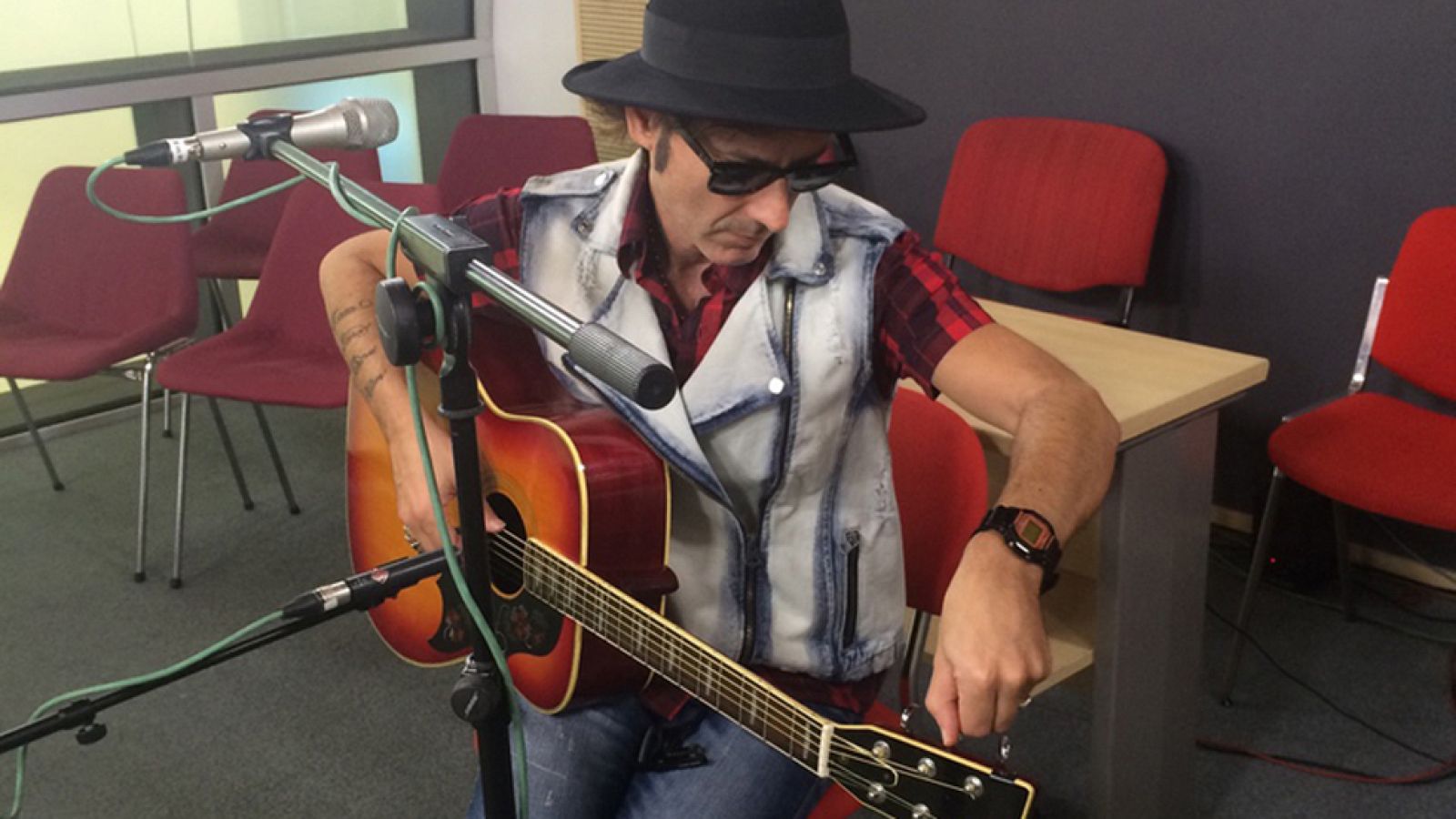 Las mañanas de RNE - Coti interpreta en acústico "50 horas" en 'Las mañanas de RNE' - Ver ahora