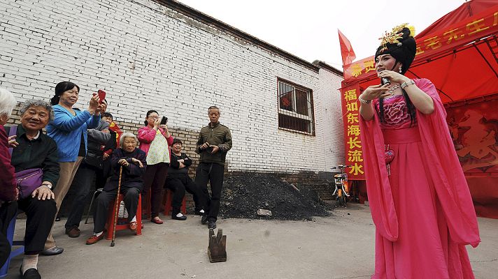Telediario 1 - China quiere limitar el número de bailarinas callejeras