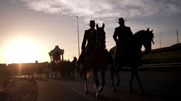 Telediario 1 - Miles de romeros inician su peregrinaje a la aldea de El Rocío